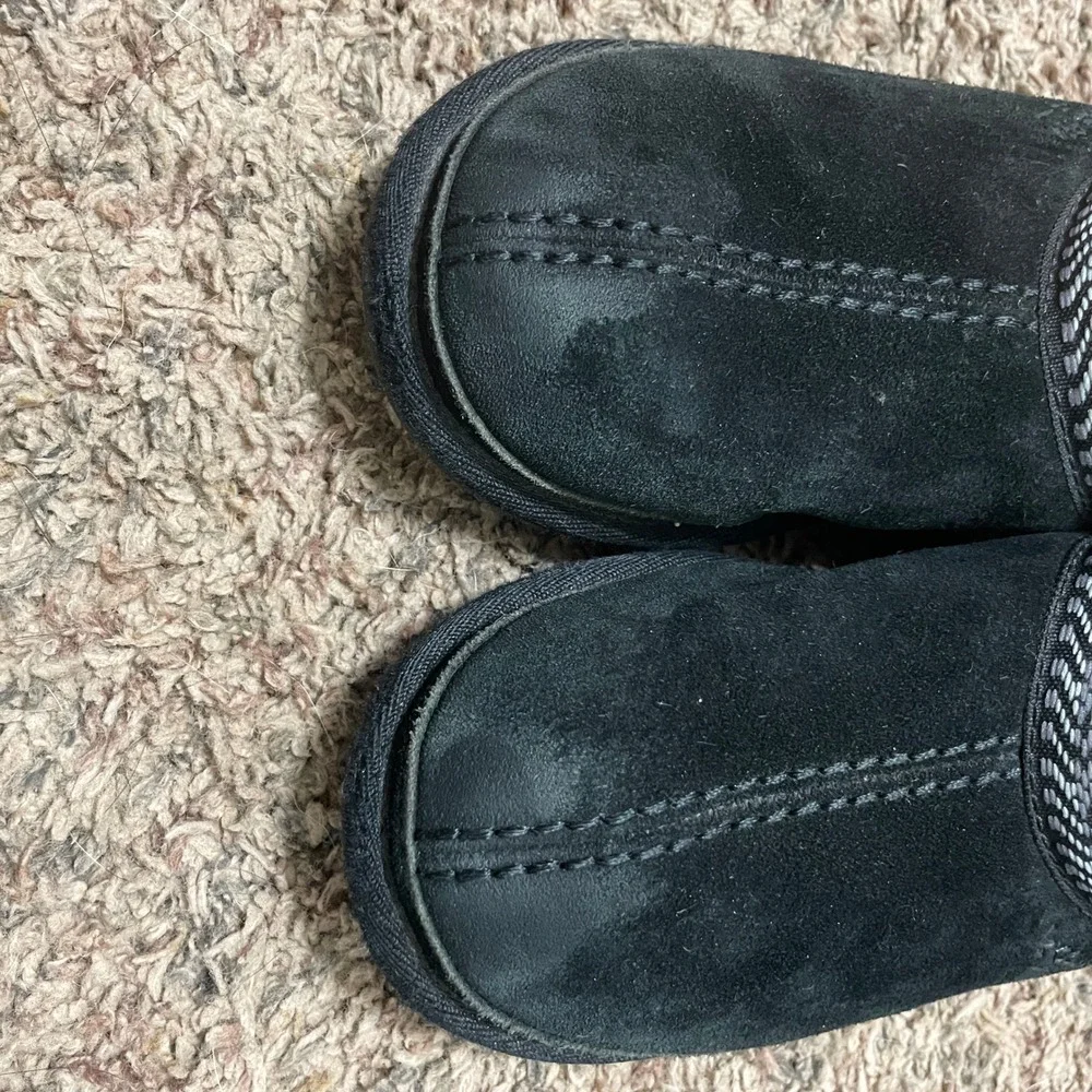Koolaburra UGG‎ Kids Black Suede Shearling Lined Clog Slippers Size Unknown READ